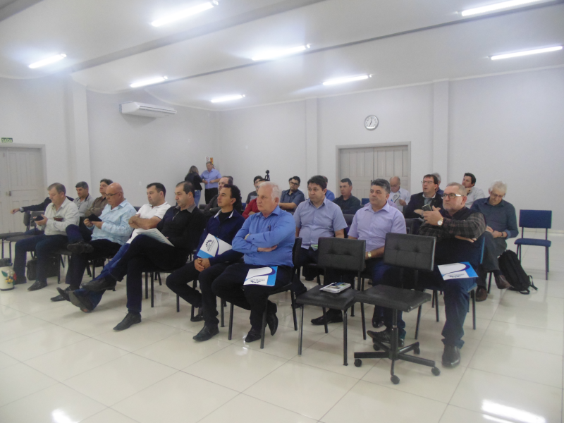 SENADORA ANA AMÉLIA LEMOS PARTICIPOU DE ASSEMBLEIA DA AMUCELEIRO